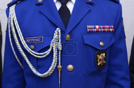 Foto de Parte superior de la policía ucraniana vestido completo: chaqueta, corbata, Chevron, epaulets, parche con nombre. 7 de octubre de 2018. Kiev Ucrania - Imagen libre de derechos