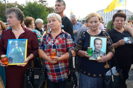 Foto de Llorando mujeres madres y esposas llorando y sosteniendo un retrato de soldados en las manos. Encuentro dedicado al aniversario de la batalla de Ilovaisk. 28 de agosto de 2018. Kiev, Ucrania - Imagen libre de derechos