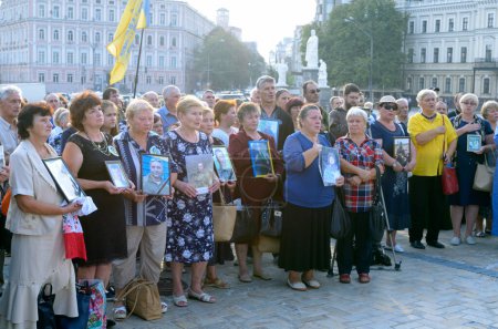 Foto de Llorando mujeres madres y esposas llorando y sosteniendo un retrato de soldados en las manos. Encuentro dedicado al aniversario de la batalla de Ilovaisk. 28 de agosto de 2018. Kiev, Ucrania - Imagen libre de derechos