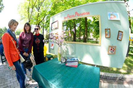 Téléchargez les photos : Les jeunes travailleuses sociales présentent des brochures de stand sur l'éducation des jeunes et des enfants. Fête des Mères. 12 mai 2019. Kiev, Ukraine - en image libre de droit