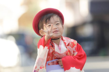 Téléchargez les photos : Souriante fille portant un kimono - en image libre de droit