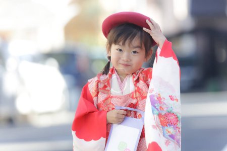 Téléchargez les photos : Souriante fille portant un kimono - en image libre de droit