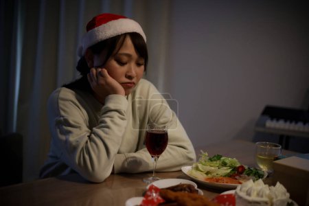 Téléchargez les photos : Femme passant Noël seule - en image libre de droit