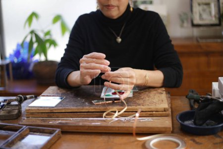 Téléchargez les photos : Une femme faisant un travail de vitrail - en image libre de droit