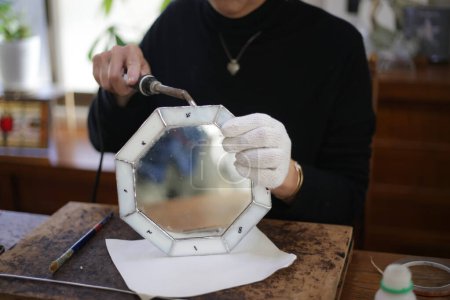 Téléchargez les photos : Une femme faisant un miroir de vitrail - en image libre de droit