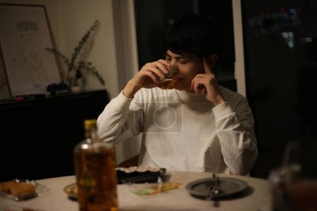 Foto de Hombre bebiendo solo en casa - Imagen libre de derechos