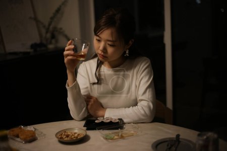 Foto de Imagen de una mujer comiendo sola - Imagen libre de derechos