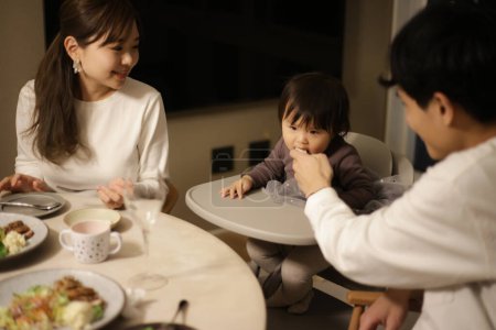 Téléchargez les photos : Famille manger à la maison - en image libre de droit