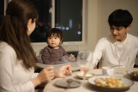 Téléchargez les photos : Famille manger à la maison - en image libre de droit