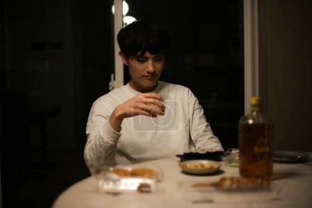Foto de Hombre bebiendo solo en casa - Imagen libre de derechos
