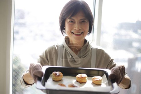 Téléchargez les photos : Image d'une femme cuisinant - en image libre de droit