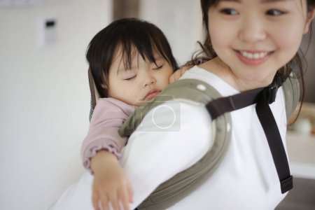 Téléchargez les photos : Mère endormir son enfant - en image libre de droit