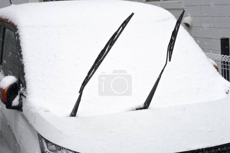 Téléchargez les photos : Image de voiture avec essuie-glaces verticales - en image libre de droit