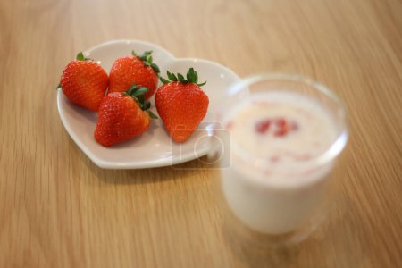Téléchargez les photos : Lait de fraise et de fraise - en image libre de droit