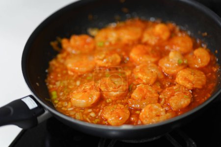 Téléchargez les photos : Comment faire du chili aux crevettes - en image libre de droit