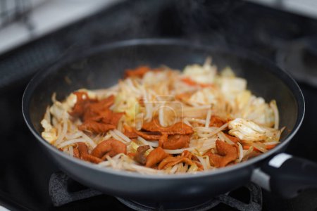 Téléchargez les photos : Comment faire des légumes frits avec des abats - en image libre de droit