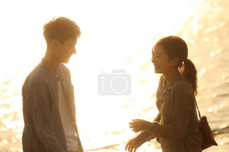 Téléchargez les photos : Couple souriant sur la plage - en image libre de droit