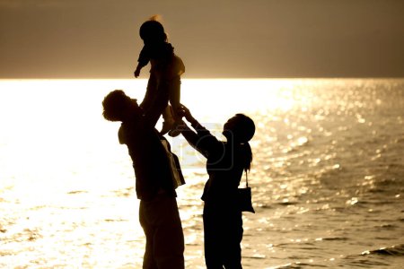 Téléchargez les photos : Parent et enfant jouant sur la plage - en image libre de droit