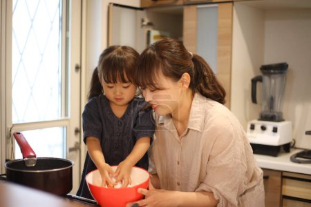 Téléchargez les photos : Parent and child cooking - en image libre de droit
