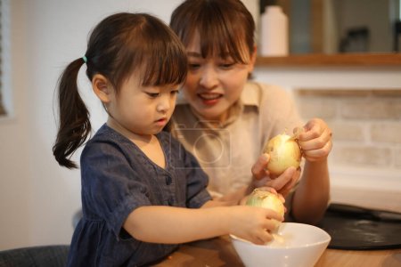 Téléchargez les photos : Oignons épluchés par les parents et les enfants - en image libre de droit
