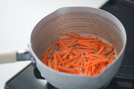 Téléchargez les photos : Comment faire frire les carottes - en image libre de droit