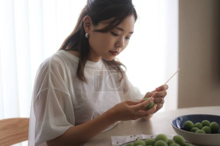 Téléchargez les photos : Femme qui prend la prune décalée - en image libre de droit