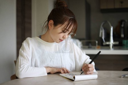 Foto de Una mujer escribiendo con una pluma de pincel - Imagen libre de derechos