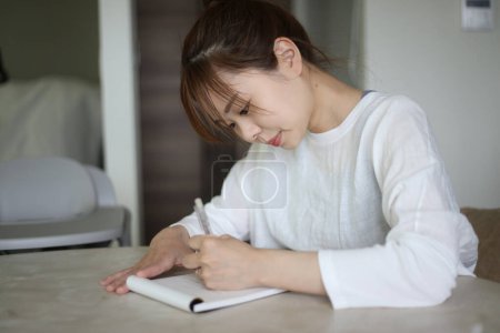 Foto de Mujer escribiendo una carta - Imagen libre de derechos