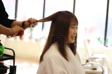 Téléchargez les photos : Coiffeur masculin coupant les cheveux des femmes - en image libre de droit