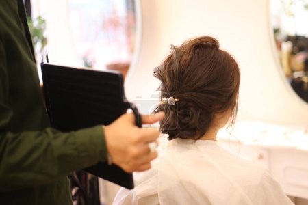 Foto de Una mujer arreglándose el pelo en un salón de belleza - Imagen libre de derechos