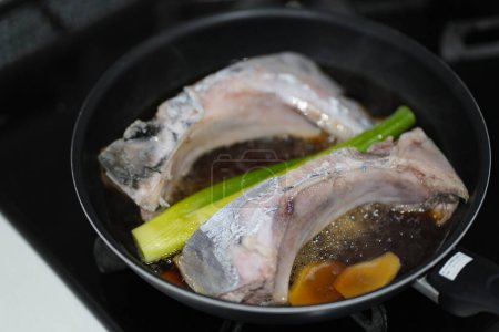 Téléchargez les photos : Comment faire du ragoût de thon - en image libre de droit