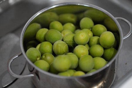 Téléchargez les photos : Comment tremper les prunes dans l'eau - en image libre de droit