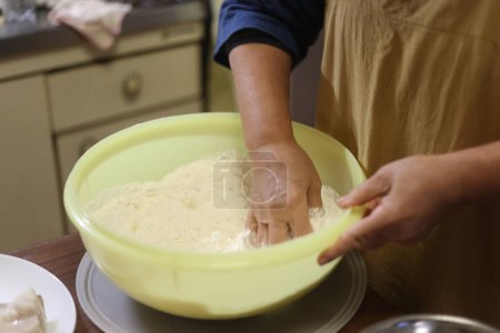 Téléchargez les photos : Une femme qui fait des nouilles soba à la maison - en image libre de droit
