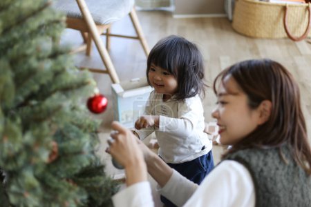 Foto de Padre e hijo decorando el árbol de Navidad - Imagen libre de derechos