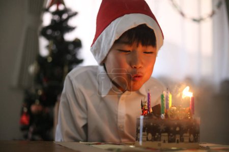 Ein Junge bläst eine Kerze aus