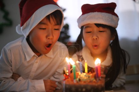 Téléchargez les photos : Enfants soufflant des bougies - en image libre de droit