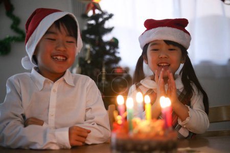 Kinder pusten Kerzen aus