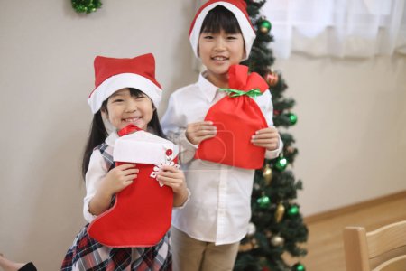Téléchargez les photos : Enfants recevant des cadeaux Image de Noël - en image libre de droit