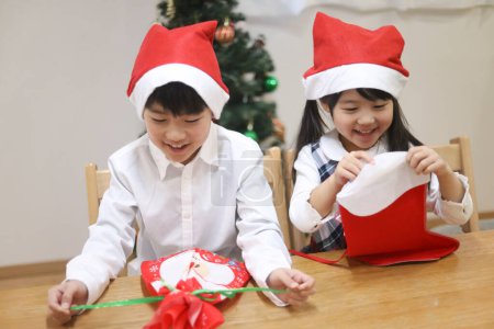 Foto de Niños recibiendo regalos Imagen de Navidad - Imagen libre de derechos