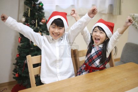 Téléchargez les photos : Enfants souriants Image de Noël - en image libre de droit