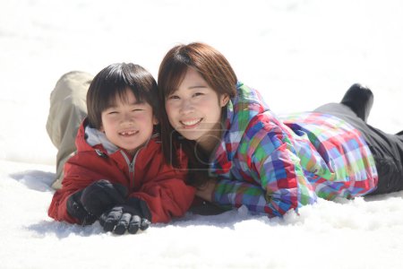 Eltern und Kind spielen im Schnee