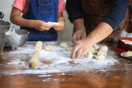 Une femme qui fait des petits pains à la main
