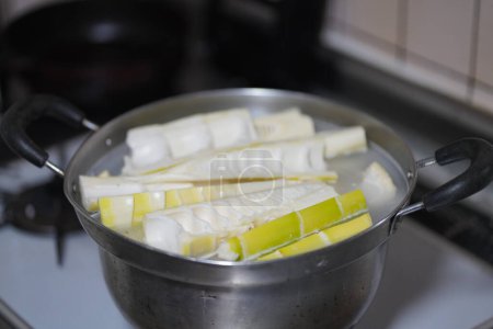 How to remove the pores from Madake bamboo shoots