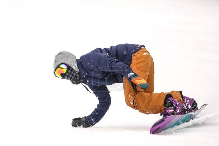Foto de Imagen de un hombre haciendo snowboard - Imagen libre de derechos