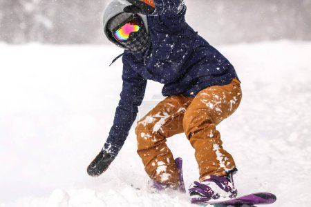 Bild eines Mannes beim Snowboarden