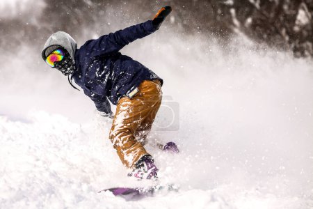 Téléchargez les photos : Image d'un homme snowboard - en image libre de droit
