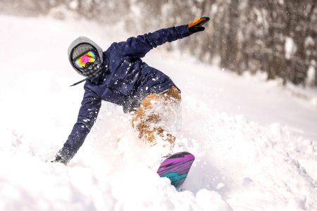 Image d'un homme snowboard
