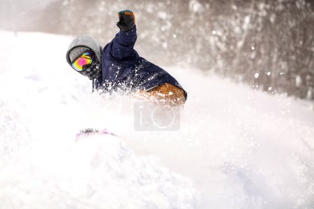 Téléchargez les photos : Image d'un homme snowboard - en image libre de droit