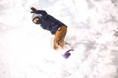 Foto de Imagen de un hombre haciendo snowboard - Imagen libre de derechos