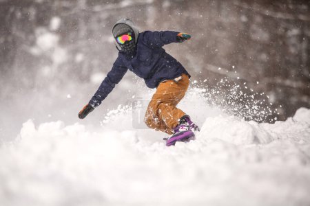 Imagen de un hombre haciendo snowboard